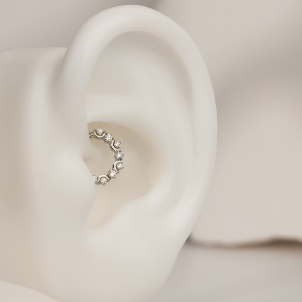 Złoty clicker do septum i daith z rzędem cyrkonii – kolczyk z tytanu ASTM F136, powłoka PVD