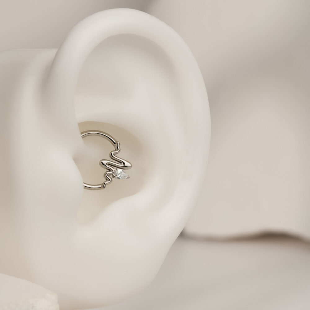 Srebrny clicker do ucha o falistym kształcie z cyrkonią – kolczyk z tytanu ASTM F136, do septum i daith