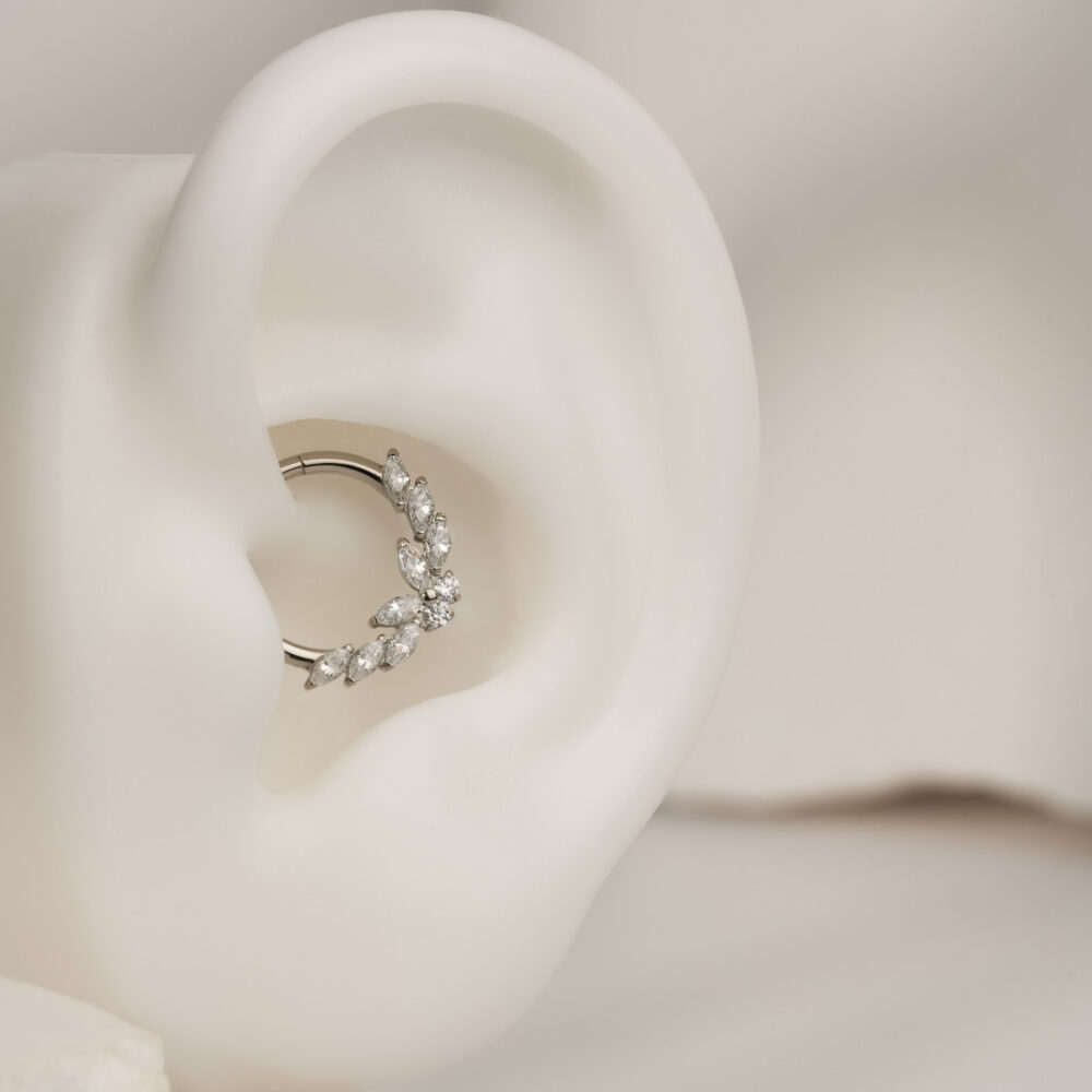 Srebrny clicker do ucha z cyrkoniami – kolczyk z tytanu ASTM F136, idealny do septum i daith