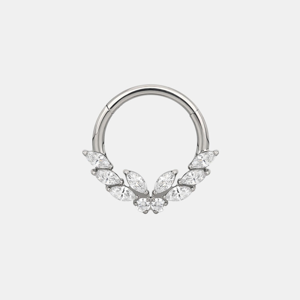 Tytanowy clicker w kolorze srebrnym z białymi cyrkoniami w kształcie listków – elegancki kolczyk do daith i septum