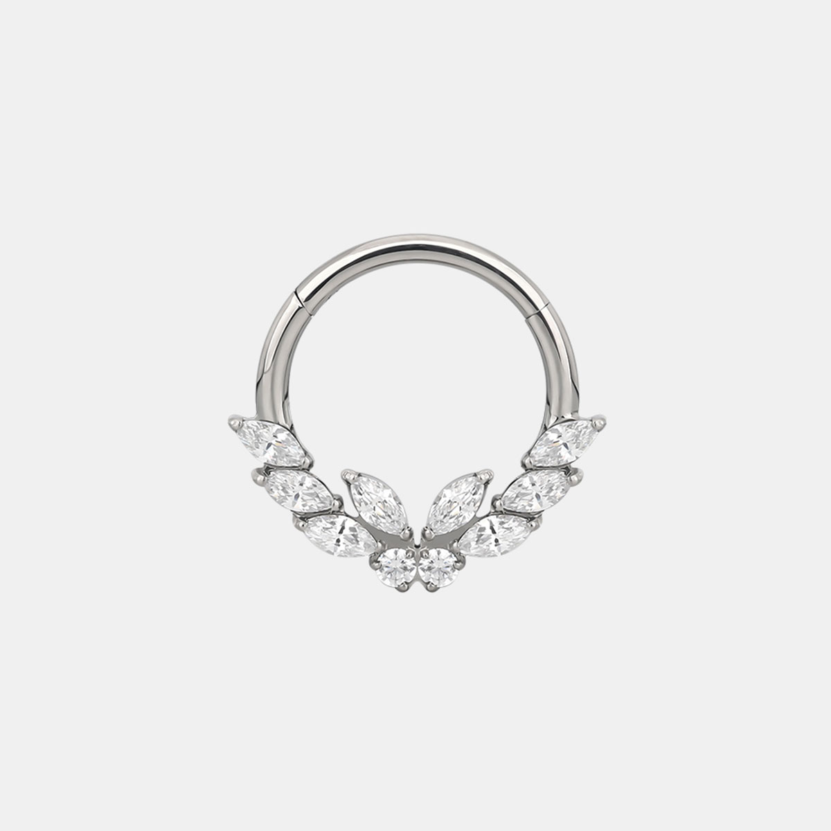 Tytanowy clicker w kolorze srebrnym z białymi cyrkoniami w kształcie listków – elegancki kolczyk do daith i septum