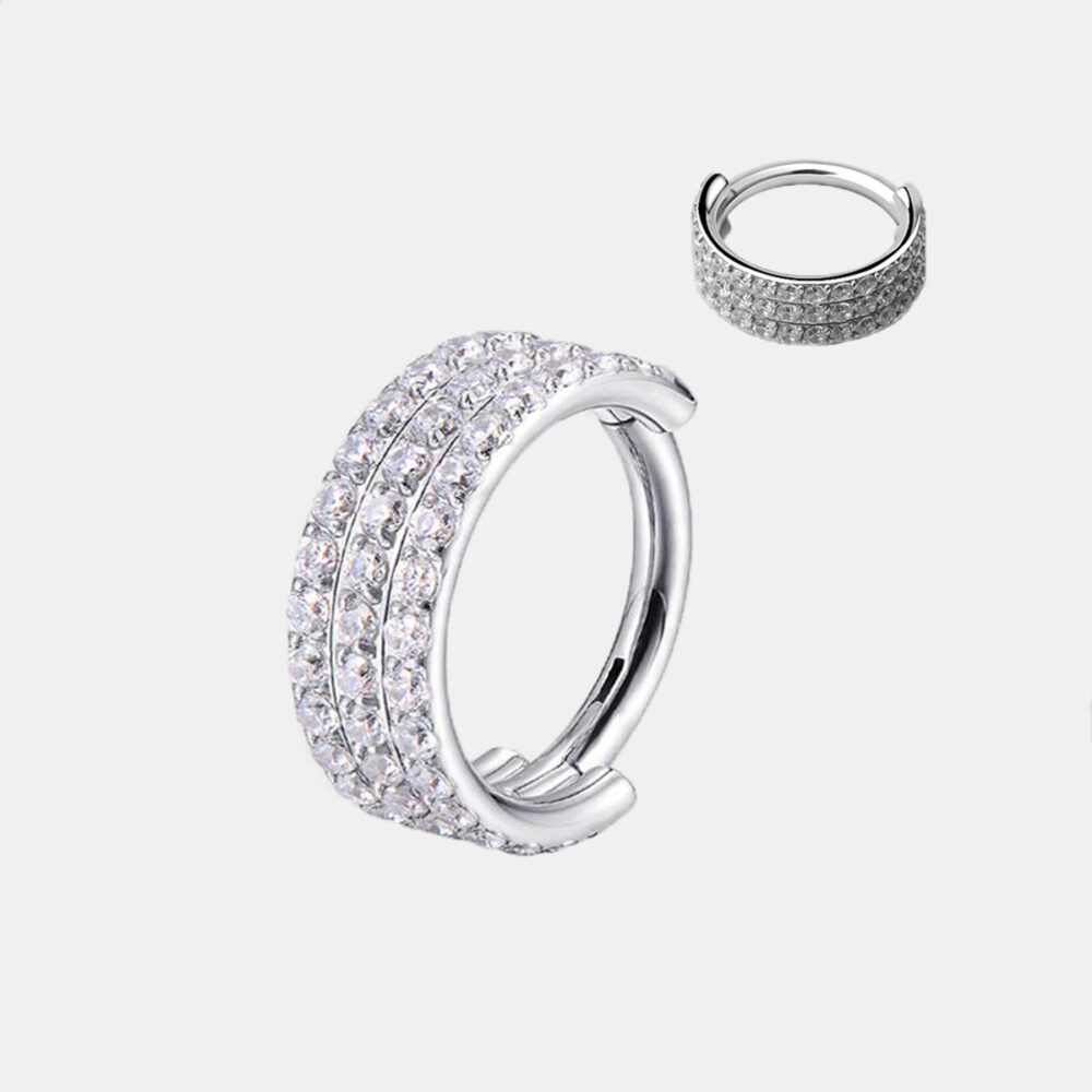 Srebrny kolczyk kółko do piercingu z potrójnym rzędem cyrkonii klasy 5A – elegancka, hipoalergiczna biżuteria do ucha, helixa lub chrząstki. Produkt premium dostępny w Body Blink Sopot.
