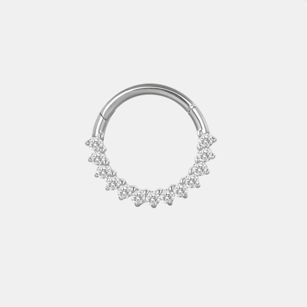 Kolczyk tytanowy srebrny clicker z białymi cyrkoniami do piercingu daith, septum – Body Blink