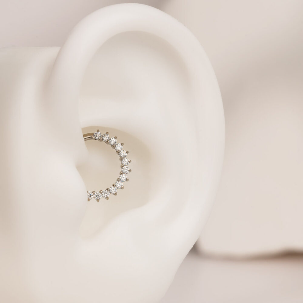 Kolczyk tytanowy clicker z białymi cyrkoniami do piercingu daith, septum – Body Blink