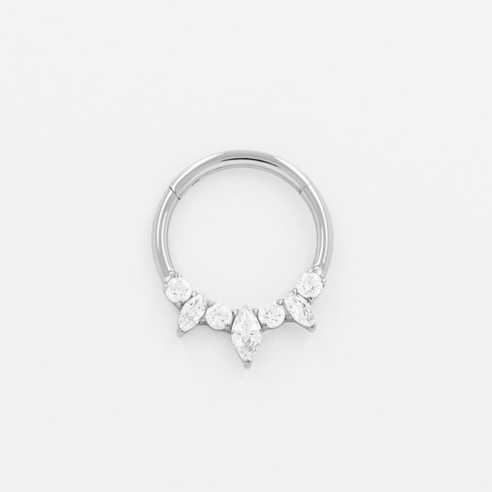 Clicker do septum i daith z cyrkonią w kształcie łezki i mniejszymi kamieniami – tytan ASTM F136
