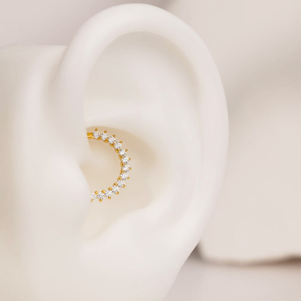 Kolczyk tytanowy złoty PVD clicker z białymi cyrkoniami do piercingu daith, septum – Body Blink