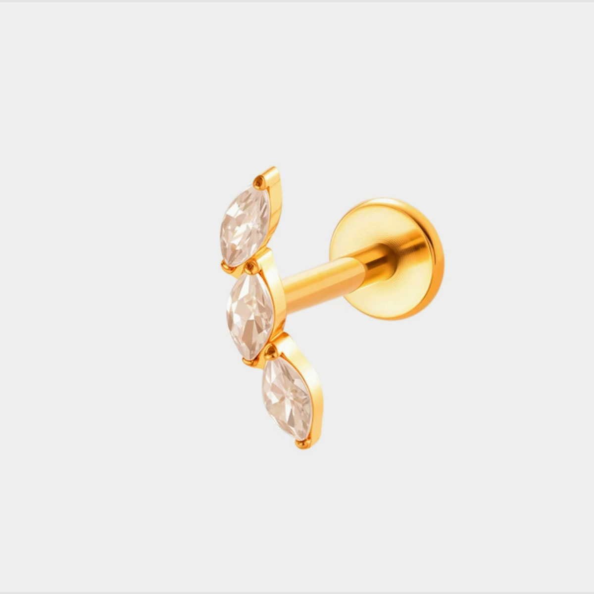 Tytanowy labret do piercingu w złotej powłoce PVD z trzema cyrkoniami marquise